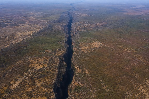 ŠOK OTKRIĆE NAUČNIKA Zemlja se otvara, KONTINENT PUCA NA POLA! Ogromna pukotina od 2.500 kilometara cepa tlo i stvara NOVI okean