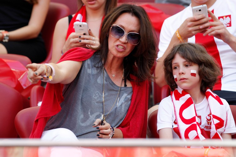 Piękne partnerki piłkarzy, celebryci i VIP-y na meczu Polska - Gruzja