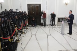 Konflikt Szymona Hołowni z pracownikiem TVP. Dziennikarze rozbawieni wymianą zdań