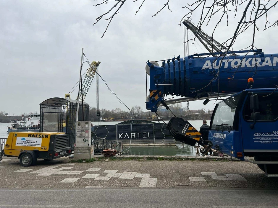 Novi pokušaj da se splav Kartel izvuče iz reke Save
