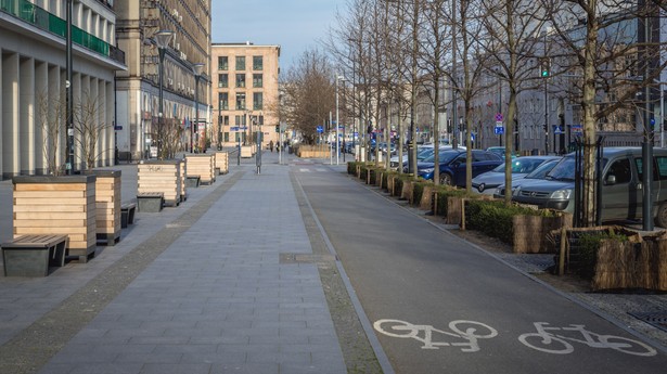 Opustoszała ulica Świętokrzyska w centrum Warszawy podczas pandemii COVID-19