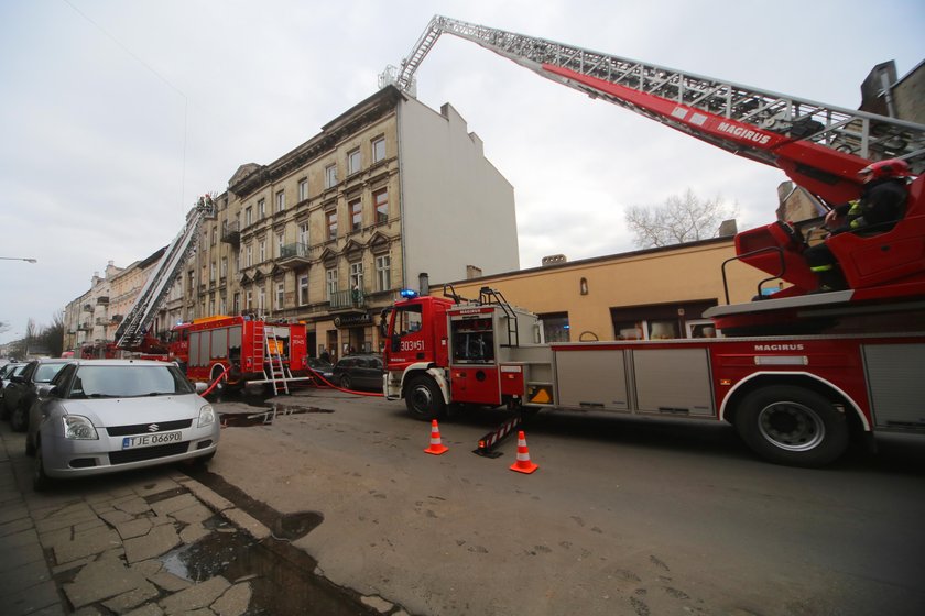 Pożar przy ul. Zarzewskiej w Łodzi. Ewakuowano mieszkańców z kamienicy