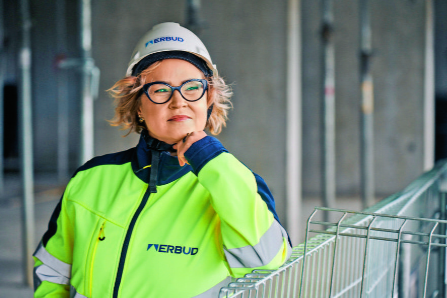 Kobietom myślącym o karierze w branży budowlanej radzę przede wszystkim, by porzuciły strach i były sobą – mówi Agnieszka Głowacka, CFO Erbud Group.