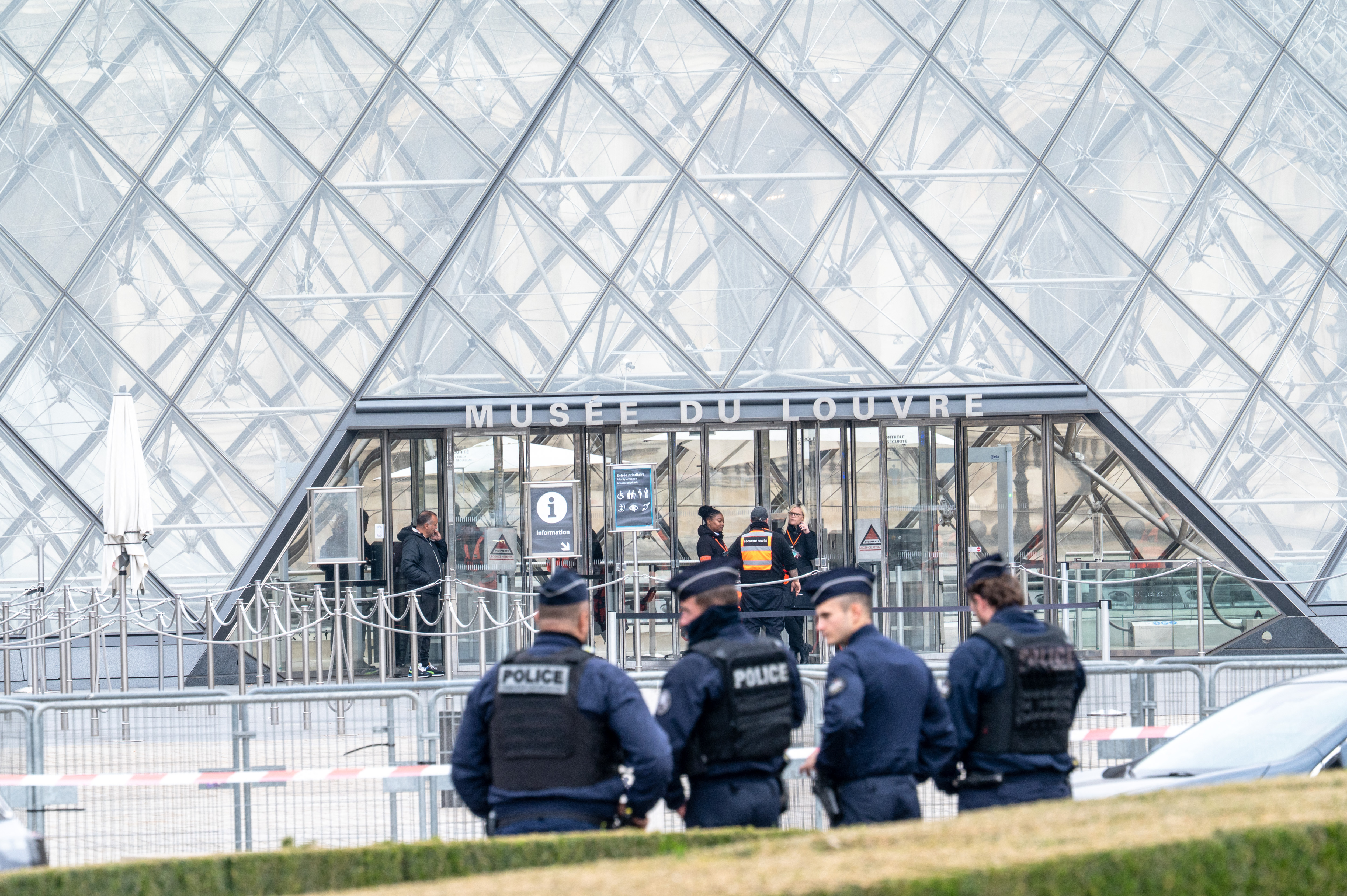 Macron sur le vol au Louvre : les bijoux retrouvés, sécurité repensée