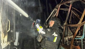 Gašenje požara nakon napada ruskog drona u Harkovskoj oblasti, Ukrajina