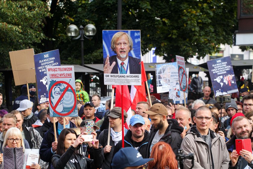 Uważają, że pandemii nie ma i protestują. Szokujące obrazki z Polski