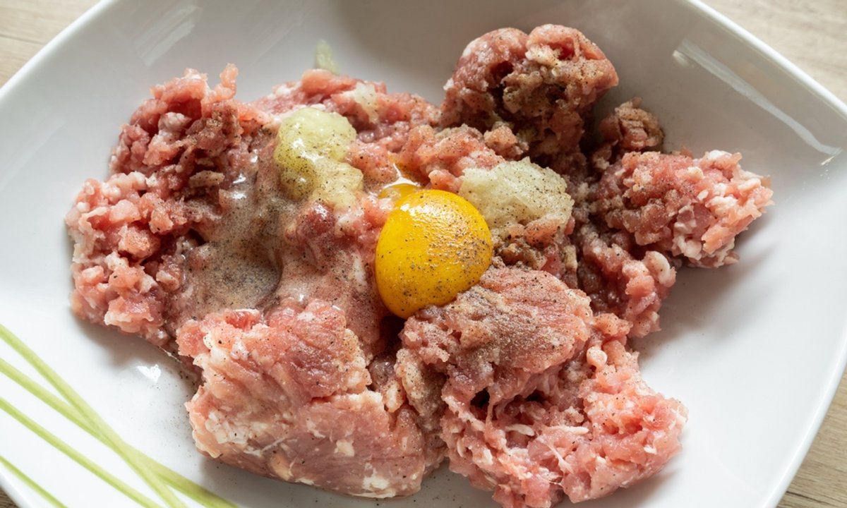 Ile jajek dodać do mielonych? Przez ten błąd kotlety się rozpadają