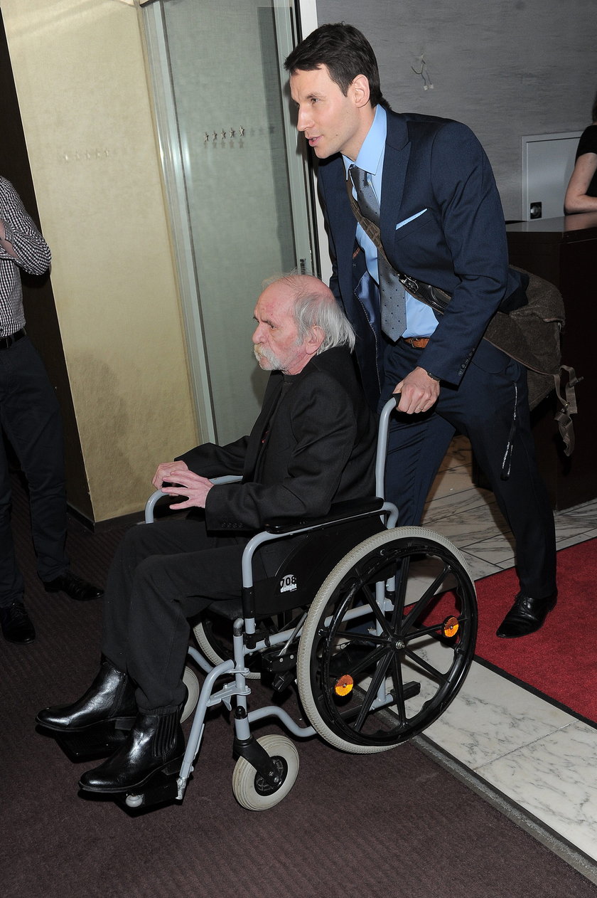 Bohdan Smoleń w lutym 2014 roku na wózku inwalidzkim