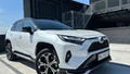 Ma silnik 2.5 i spala 3,7 l/100 km. Toyota trzęsie rynkiem. Cena hitem