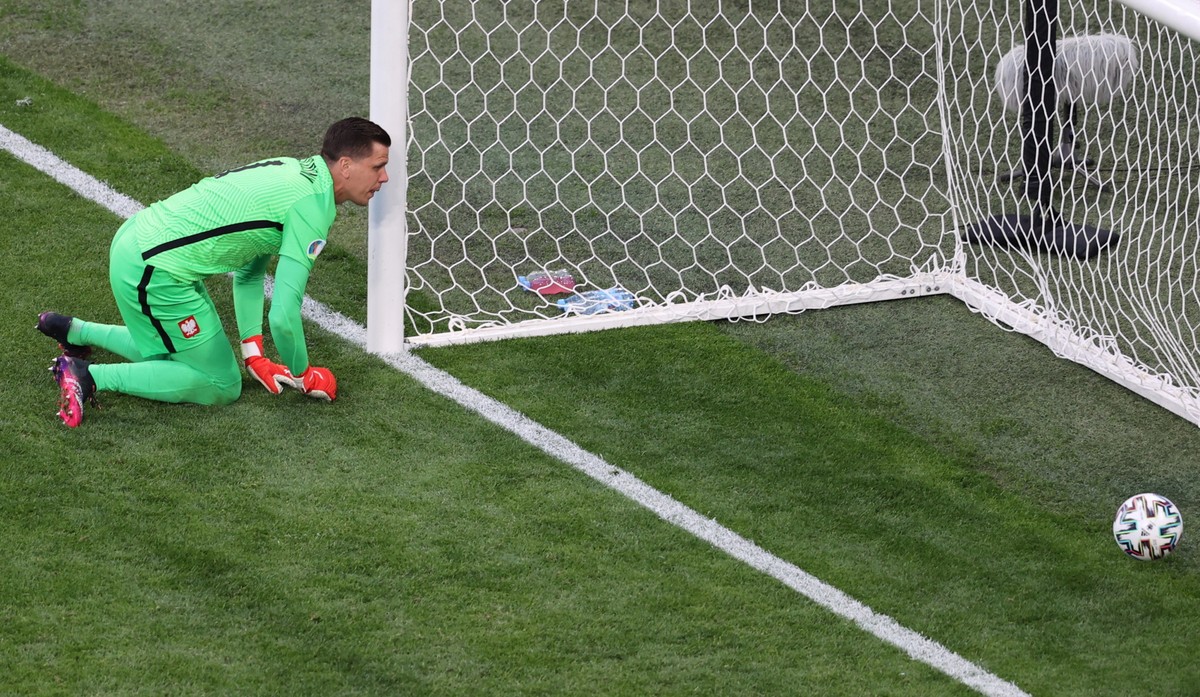 Wojciech Szczęsny po straconej bramce w meczu Polski ze Słowacją w Sankt Petersburgu