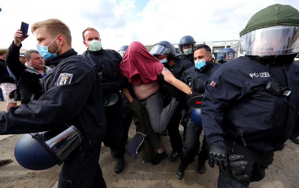 Protest w Niemczech przeciwko obostrzeniom mającym powstrzymać pandemię koronawirusa. Berlin