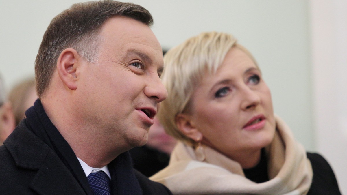 Prezydent Andrzej Duda z małżonką Agatą Kornhauser-Dudą przebywają z wizytą w Cieszynie, gdzie wezmą udział w Orszaku Trzech Króli - tradycyjnym elemencie obchodów Święta Objawienia Pańskiego. Orszakowi przyświeca franciszkańskie pozdrowienie: Pokój i Dobro.