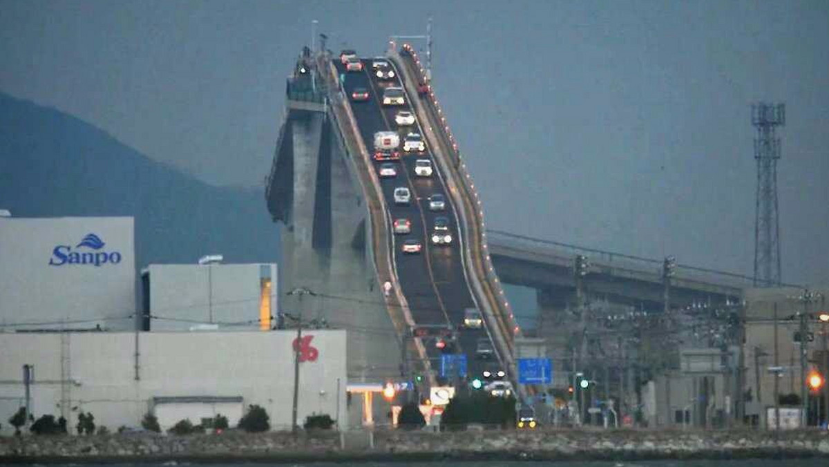 Gdy spojrzeć na zdjęcia japońskiego mostu Ejima Oashi (Eshima Oashi) wydaje się, że bliżej tej konstrukcji do szalonego rollercoastera, wymagającego nie lada odwagi, niż do nudnej przeprawy ponad wodą pozwalającej codziennie dojechać zaspanym kierowcom do pracy.
