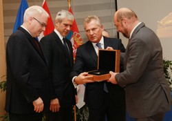 Kwaśniewski radzi w Brukseli: Kontynuować multikulti