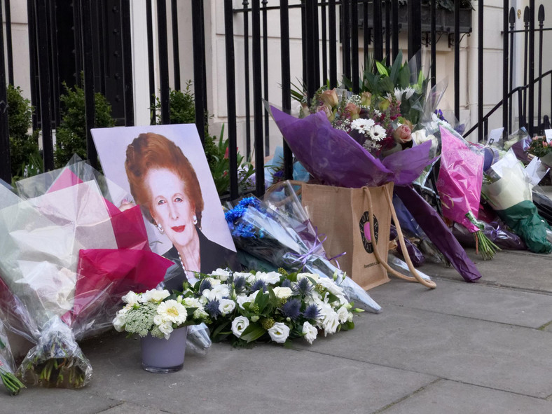 Kwiaty pod domem Margaret Thatcher po jej śmierci