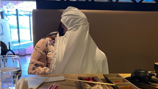 Pokazała, jak karmi piersią w restauracji w Katarze. "Szmata na głowie"