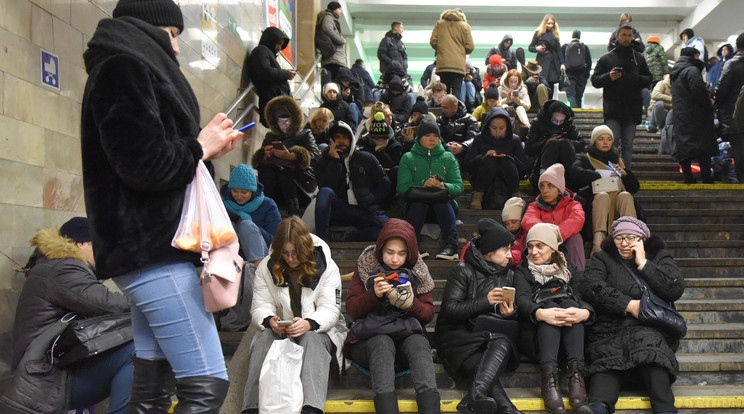 Sokan a metrómegállókba menekülnek, amikor megszólal a légvédelmi riadó, ám egy nyomozás során kiderült, rengeteg bunker nincs biztosítva a civileknek / Fotó: MTI/EPA/Oleh Petraszjuk