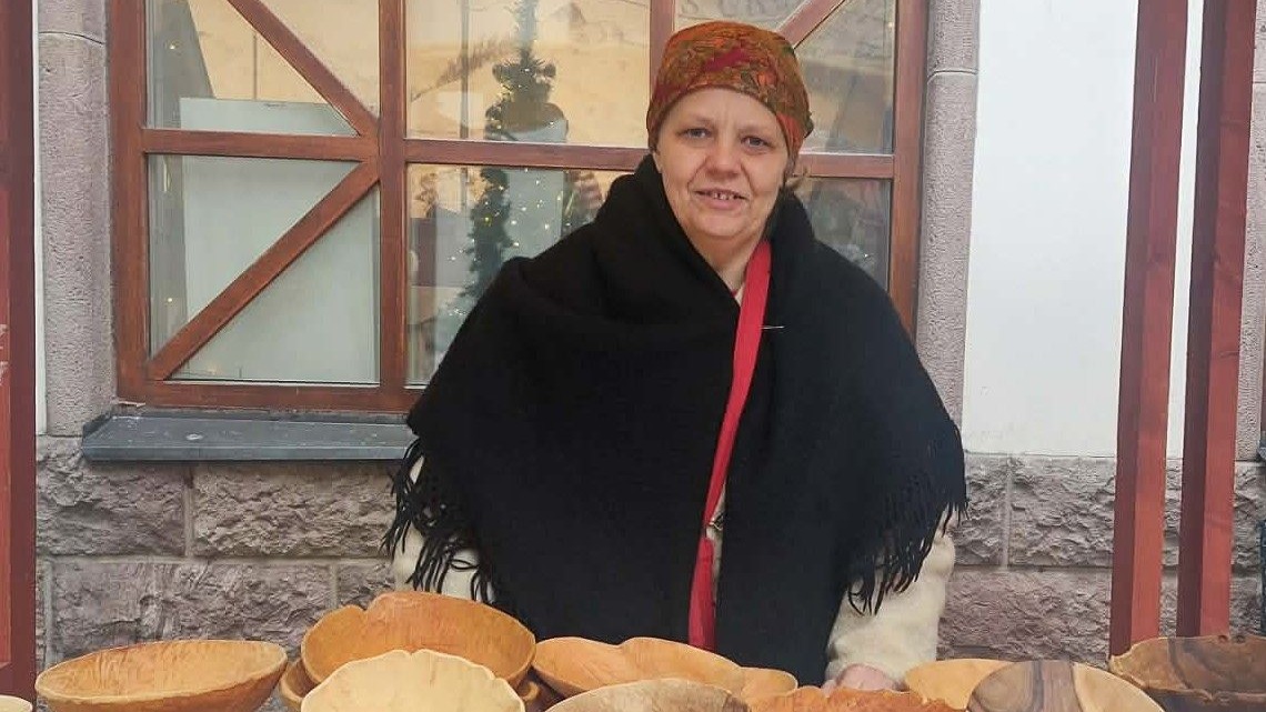 Veronika Kicková so svojimi výrobkami na vianočných trhoch v Kremnici. 