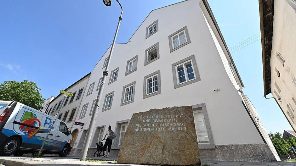 Spromenik ispred zgrade sa natpisom: Nikad više fašizam | Foto: AFP via Getty Images