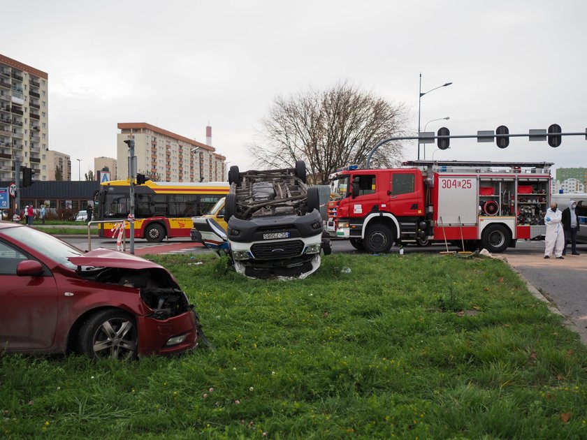 Groźny wypadek karetki w Łodzi