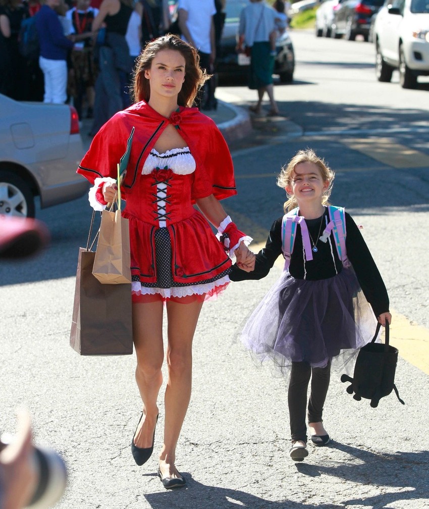 Manekenka je u kostimu seksi crvenkape došla u školu svoje dece