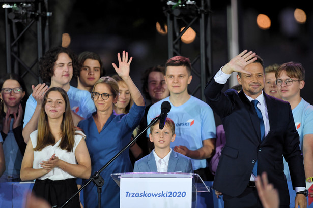 Warszawa, 12.07.2020. Wybory prezydenckie 2020 - II tura. Prezydent Warszawy, kandydat KO w wyborach prezydenckich Rafał Trzaskowski (P) z żoną Małgorzatą (2L), córką Aleksandrą (L) i synem Stanisławem (2P) podczas wieczoru wyborczego w Multimedialnym Parku Fontann w Warszawie, 12 bm. W Polsce zakończyła się II tura wyborów prezydenckich. Zwyciężył popierany przez PiS prezydent Andrzej Duda z wynikiem 50,4 proc. głosów. Kandydat KO Rafał Trzaskowski uzyskał 49,6 proc. - wynika z sondażu exit poll Ipsos dla TVP, TVN i Polsat. (mr) PAP/Radek Pietruszka