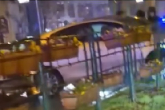 SUDARILI SE, PA PROBIO OGRADU Nesreća u Novom Sadu: Policija na licu mesta