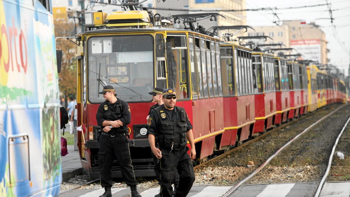 Duże utrudnienia w ruchu tramwajów wystąpiły we wtorek w centrum Warszawy po tym, jak w okolicach skrzyżowania al. Solidarności i ul. Jana Pawła II potrącona została starsza kobieta; zginęła na miejscu - poinformowała policja.