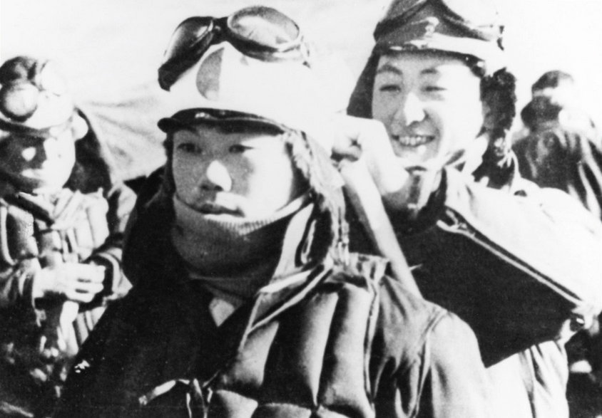 Wiązanie opaski z flagą Japonii pilotowi kamikaze