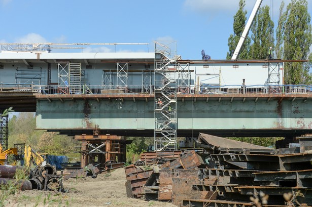 Według głównego wykonawcy prac - Bilfinger Infrastructure - termin przejezdności przeprawy zostanie dotrzymany. (obm/cat) PAP/Marcin Obara