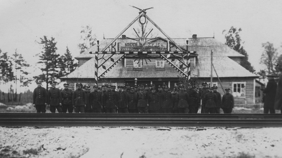 Fotografia grupowa żołnierzy Korpusu Ochrony Pogranicza przed strażnicą w okolicy Stołpc, 1926 r.