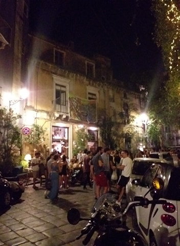 Tłumy na uliczkach Katanii w nocy