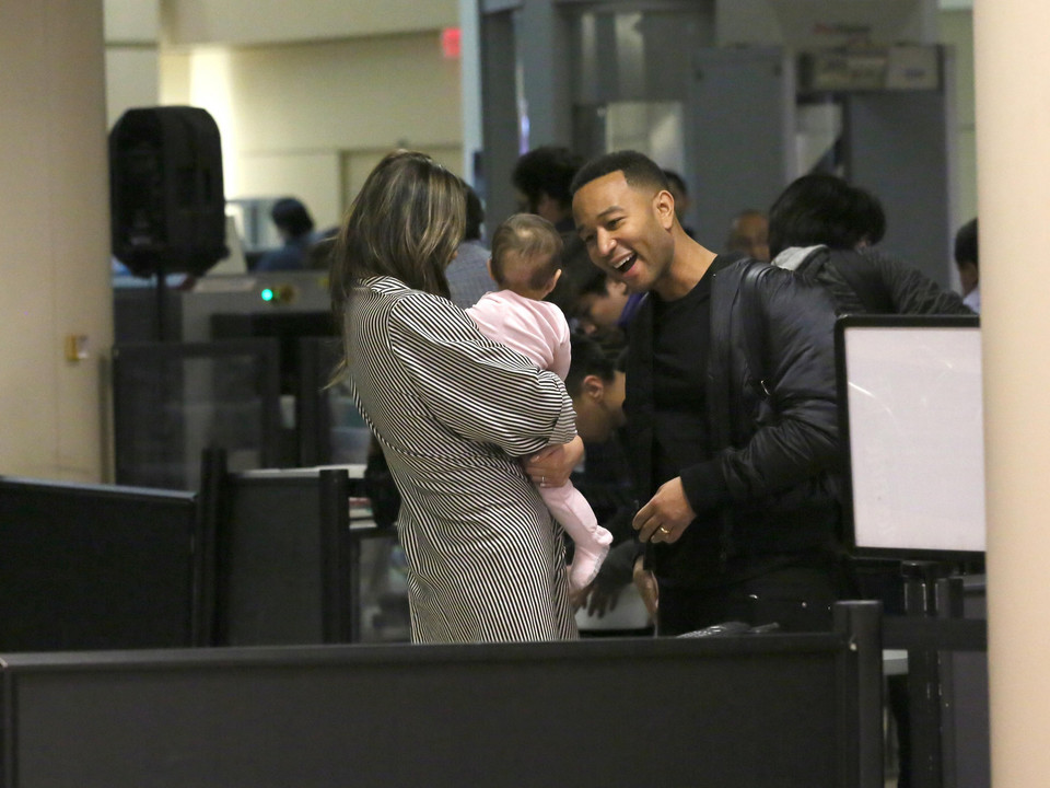 Chrissy Teigen i John Legend z córką na lotnisku