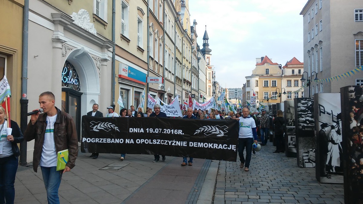 Na jednym z profili na portalu społecznościowym pojawiło się zaproszenie na protest ws. powiększenia Opola. Problem w tym, że trwa cisza mediacyjna między stronami konfliktu, czyli Urzędem Miasta Opola i przedstawicielami gminy Dobrzeń Wielki, której tereny od stycznia znajdują się w granicach Opola. Czy protesty zaszkodzą rozmowom?