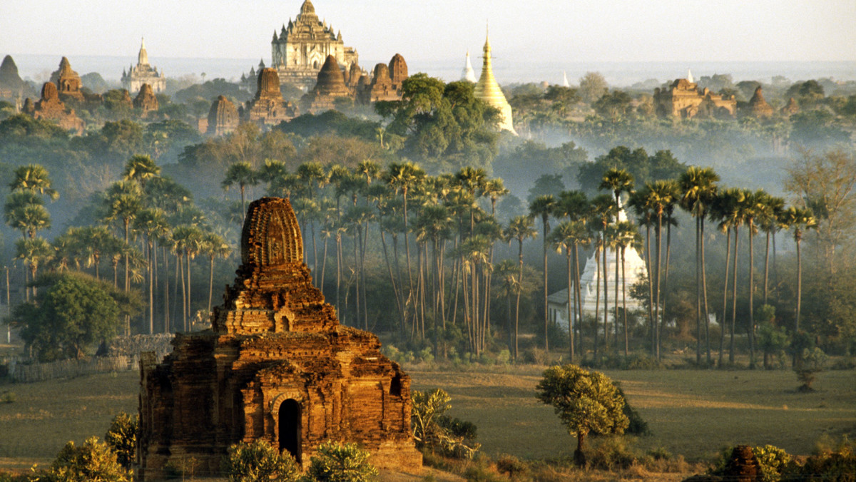 Niektórzy mogą mieć wyrzuty sumienia, że jadąc do Birmy, czy raczej Myanmar (bo tak dzisiaj brzmi oficjalna nazwa tego kraju), pomaga się rządzącej tam od ponad 20 lat juncie wojskowej. Jednak wszyscy, którzy ten kraj odwiedzili, po powrocie nie mogą się nacieszyć, że jednak tam byli. Jest to bowiem, jak mówią, miejsce absolutnie wyjątkowe.