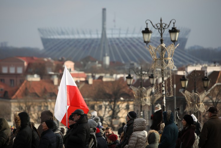 Na Placu Zamkowym został ustawiony ekran umożliwiający mieszkańcom Warszawy obejrzenie transmisji uroczystości pogrzebowych Pawła Adamowicza