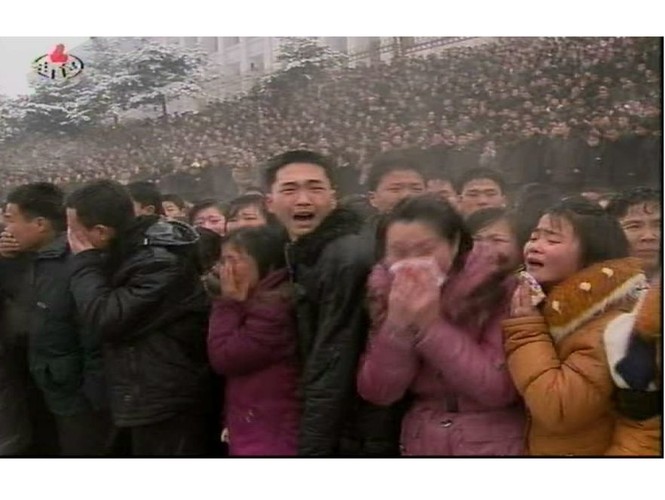 Przed samochodu z trumną 'Umiłowanego Przywódcy' oglądały tłumy płaczących Koreańczyków