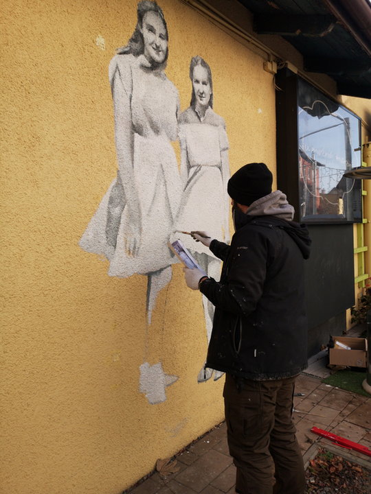 Mural z dwiema siostrami. Arkadiusz Andrejkow wzorował się na starej fotografii