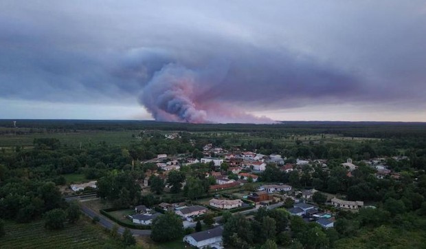 Naučnici su opisali oblake pirokumulonimbuse na nebu Francuske kao „vatrom izazvanu grmljavinu“ | Foto: Reuters