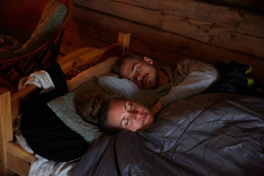Ponoć nieważne, gdzie i jak śpimy, a z kim. / fot. Maskot/Getty Images