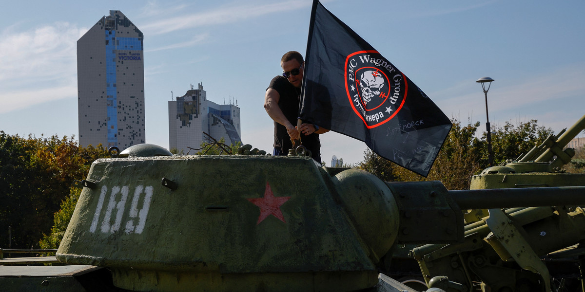 Flaga Grupy Wagnera na starym czołgu w okupowanym Doniecku.