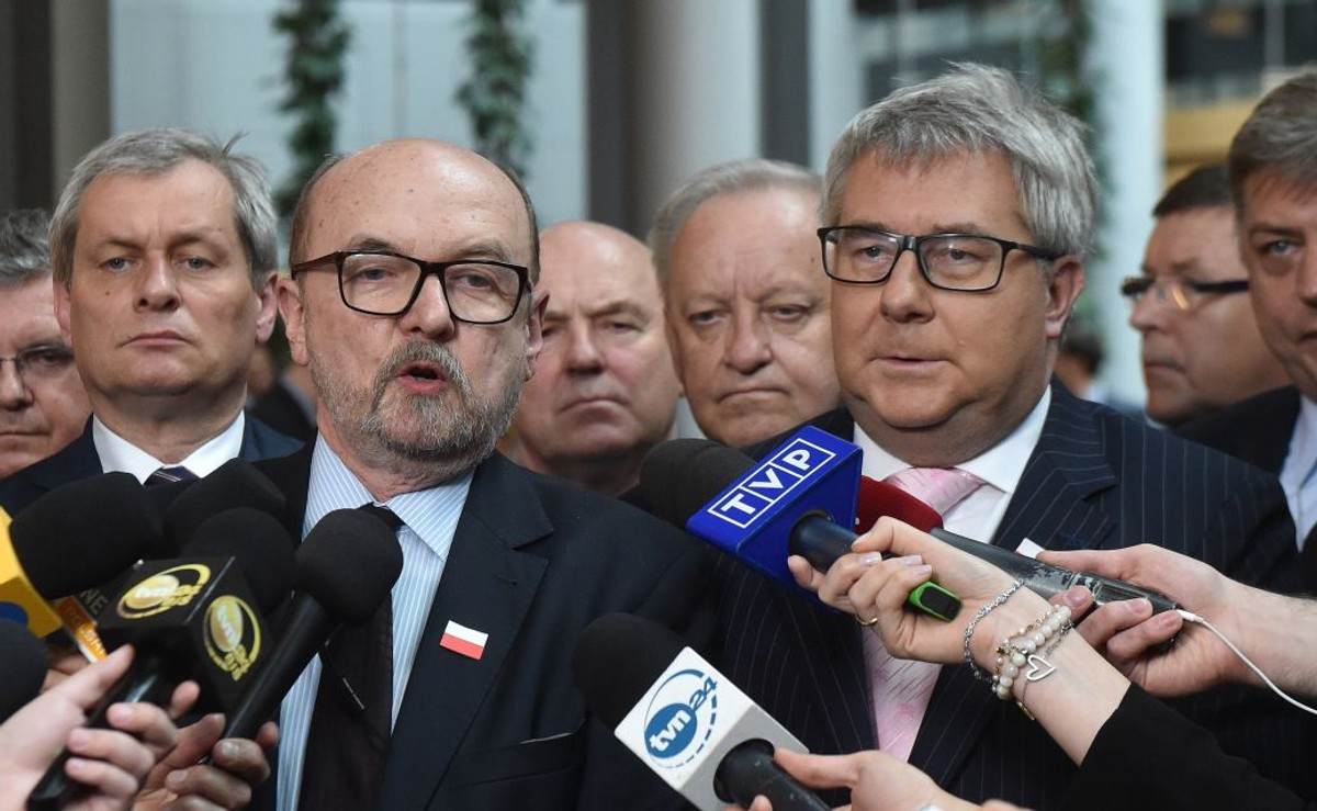 Europosłowie PiS Ryszard Legutko, Ryszard Czarnecki, Bolesław Piecha na konferencji prasowej po głosowaniu nad rezolucją o Polsce 