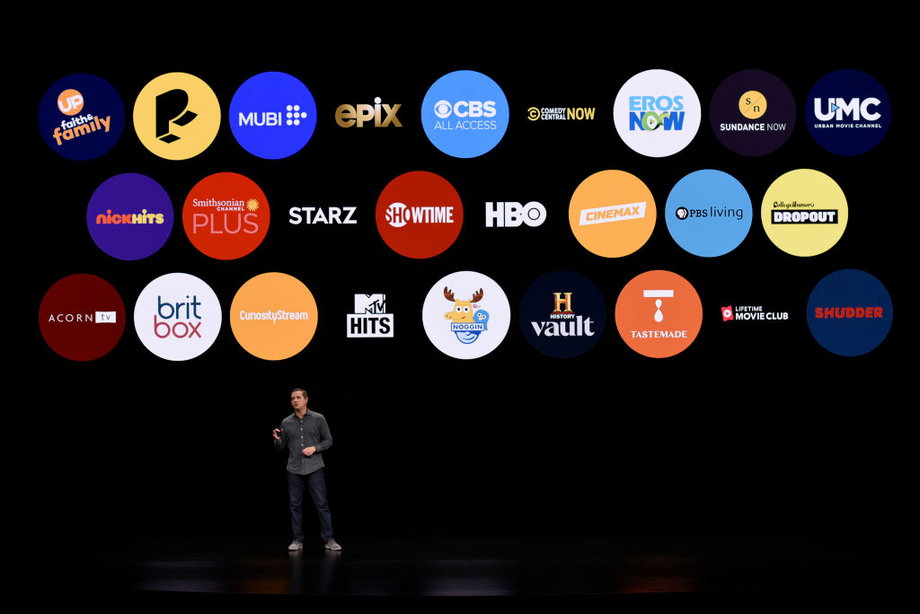 Peter Stern, odpowiedzialny za dział usług, prezentuje Apple TV Channels podczas konferencji "It's Show Time"