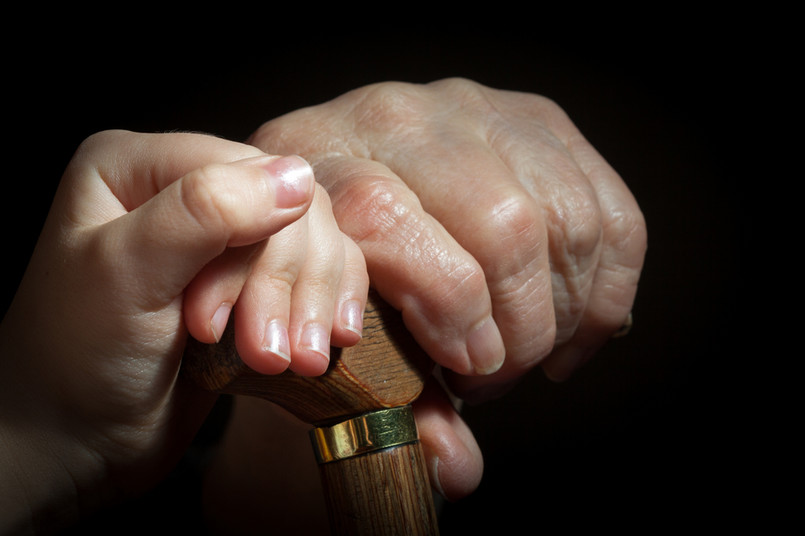 Osoba przyjęta do domu pomocy społecznej w tym trybie, jej przedstawiciel ustawowy, małżonek, krewni w linii prostej, rodzeństwo oraz sprawujący nad nią faktyczną opiekę mogą wystąpić do sądu opiekuńczego o zmianę orzeczenia