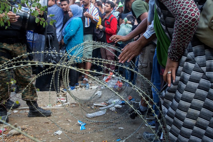 Koszmar uchodźców. Tysiące imigrantów kontra policja na granicy grecko-macedońskiej