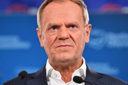 Przewodniczący Platformy Obywatelskiej Donald Tusk na konferencji prasowej w Biurze Krajowym PO w Warszawie