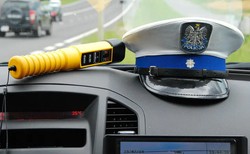 Pijany i naćpany kierowca prowadził autobus. Pasażer wezwał policję