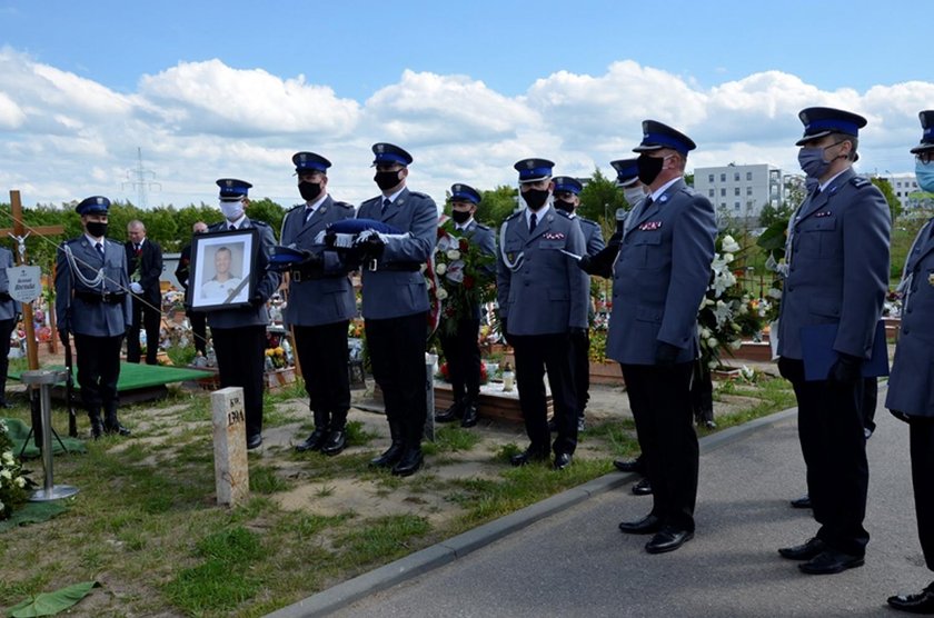 Ostatnie pożegnanie Konrada Brendy. Policjanci oddali hołd zmarłemu koledze