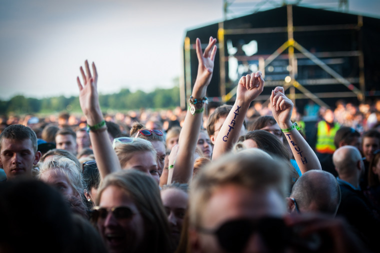 Publiczność pod sceną na festiwalu Heineken Open'er (fot. Monika Stolarska/Onet)