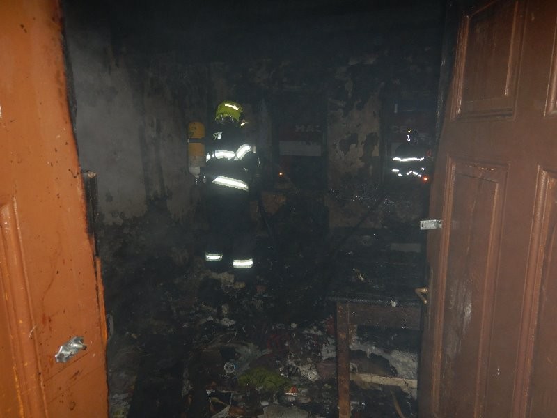 Pri požiari rodinného domu v Dudinciach prišla o život jedna osoba. 